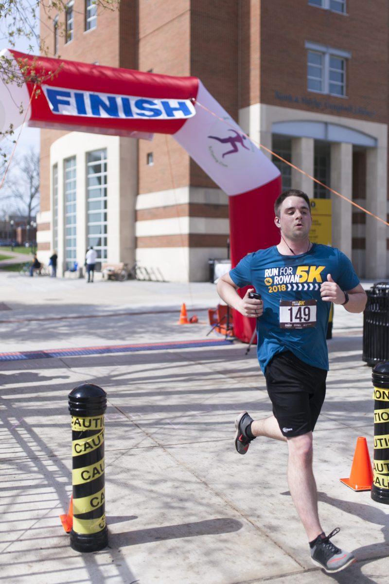 Run for Rowan alumni's crossing the finish line -Photo editor / Miguel Martinez