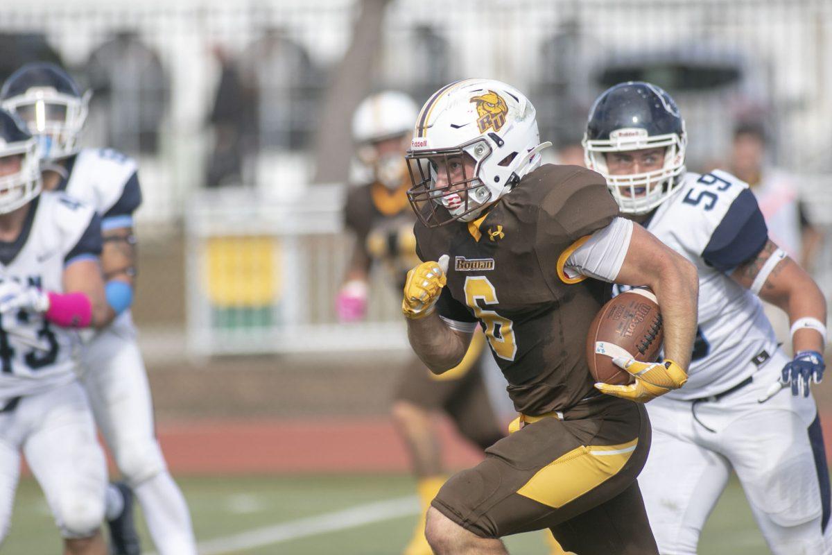 Elijah Rehm carries the ball during the homecoming game against Kean University. Photo / Editor in Chief Miguel Martinez