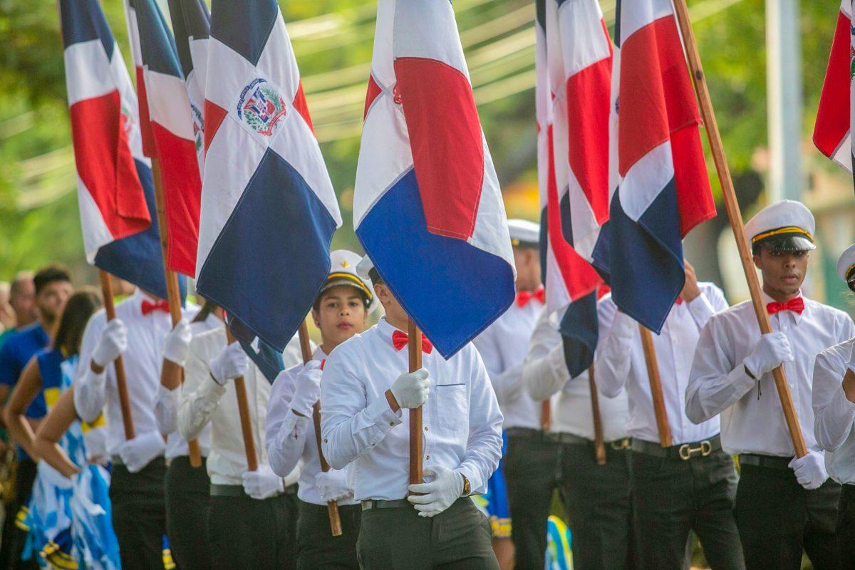 A group of students marches with Dominican flags in San Jose de las Matas. - Editor-in-Chief / Miguel Martinez