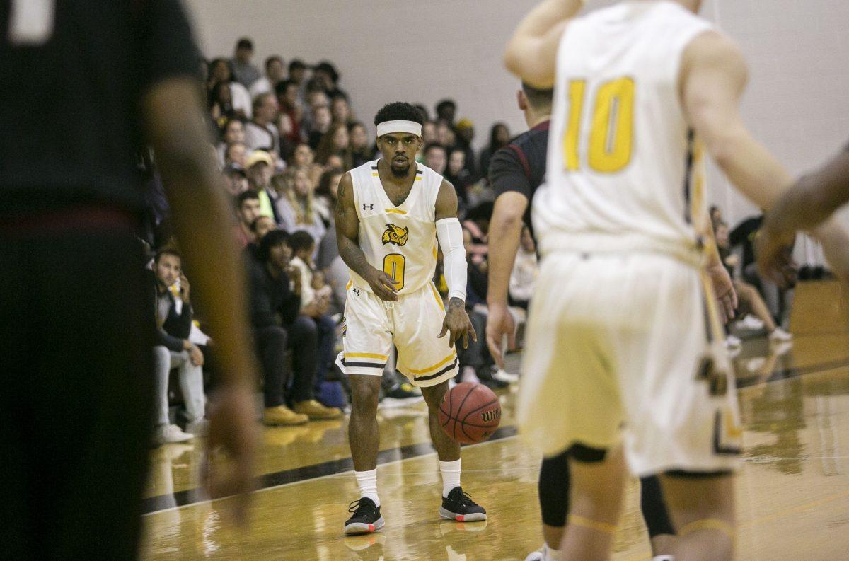 Jerry Price (center) handles the ball and looks to Matt Green (right). Editor in Chief / Miguel Martinez. 