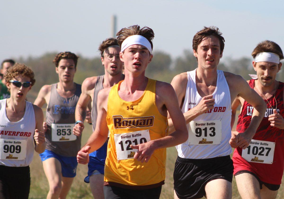 Dylan Tyrrell (center in yellow) runs cross country in the Interregional Border Battle at the Gloucester Country DREAM Park. Saturday, Oct. 19, 2020. Photo / Rowan Athletics