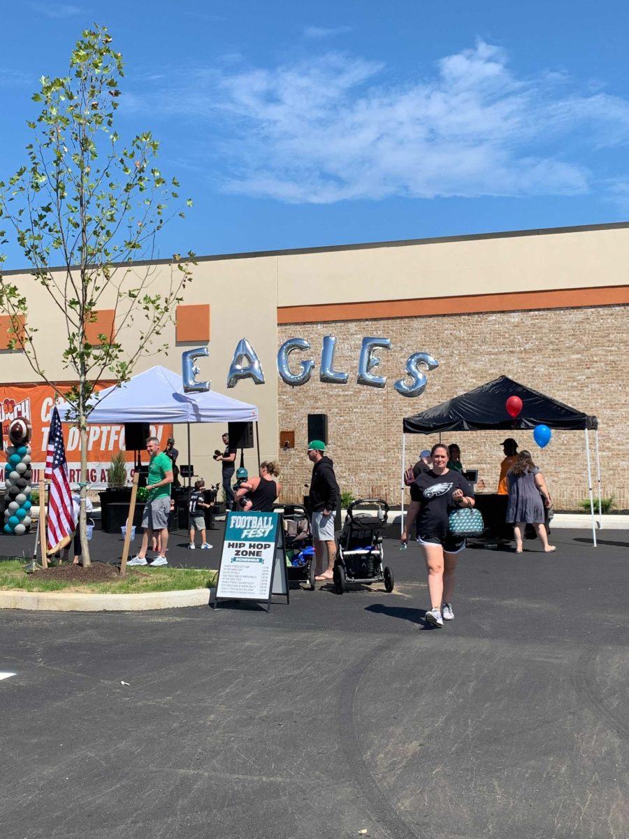 People enjoying the Eagles Football Fest. -Photo via Jennifer McGraw