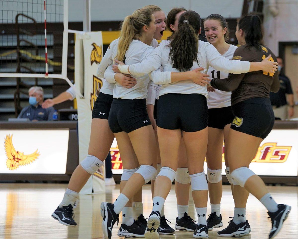 The Rowan team in a huddle during a game earlier this season. The team just captured their ninth straight win on Tuesday against Rutgers-Newark. Tuesday, Sept. 28, 2021. - Staff Photographer / Ashley Craven