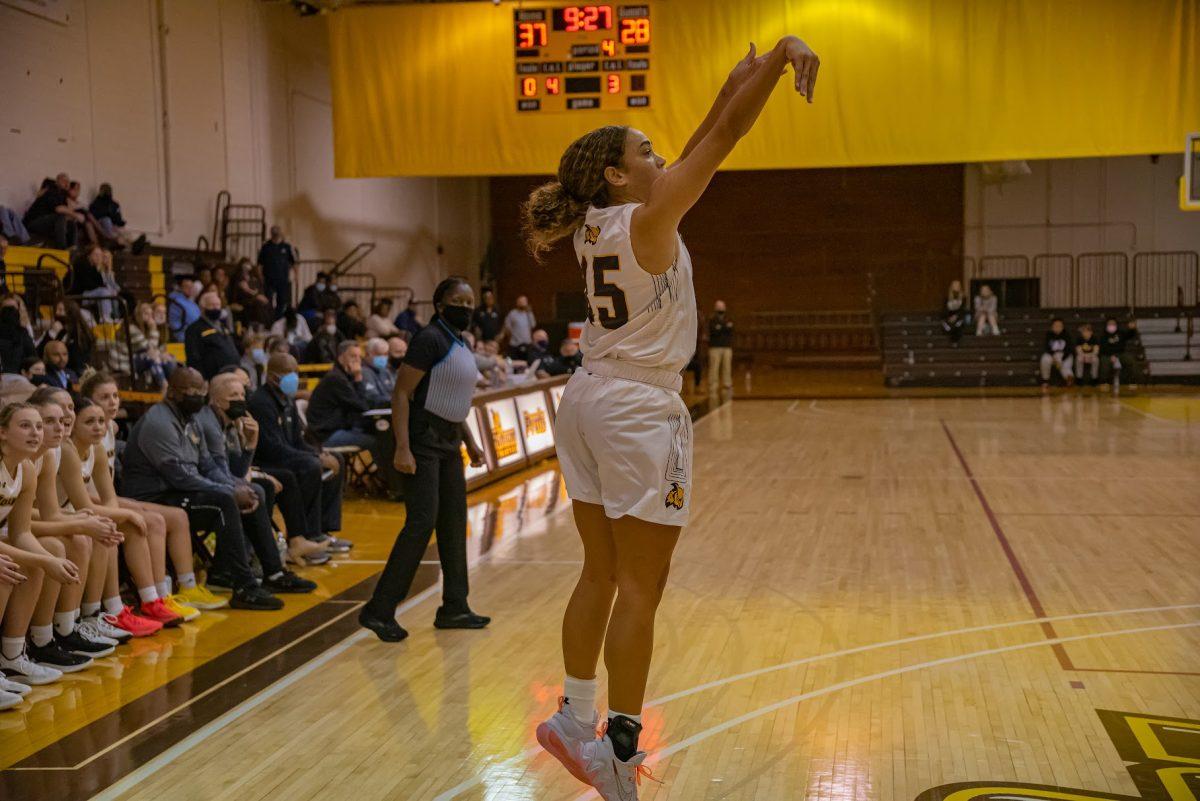 Rowan's Dakota Adams taking a jumper from the corner. Adams recorded a double-double on Wednesday against TCNJ. Wednesday, Dec. 1, 2021. - Multimedia Editor / Nick Feldman