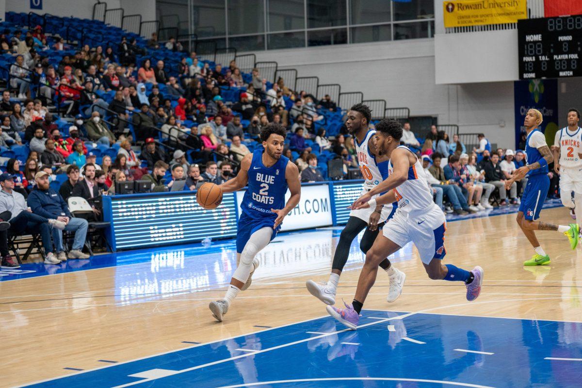 Braxton Key driving to the basket. Key would score a game-high 26 points on Saturday night in the Blue Coats victory over the Knicks. Saturday, March 5, 2022. - Staff Photographer / Joey Nicolo