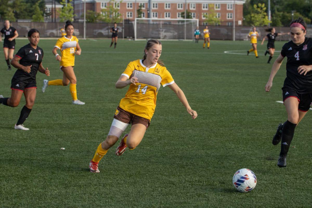 Jillian Jankowski takes the ball down the field. Jankowski and the Profs remained undefeated with a tie to Bryn Mawr on Monday. Friday, Sept. 2, 2022. - Multimedia Editor / Lee Kotzen