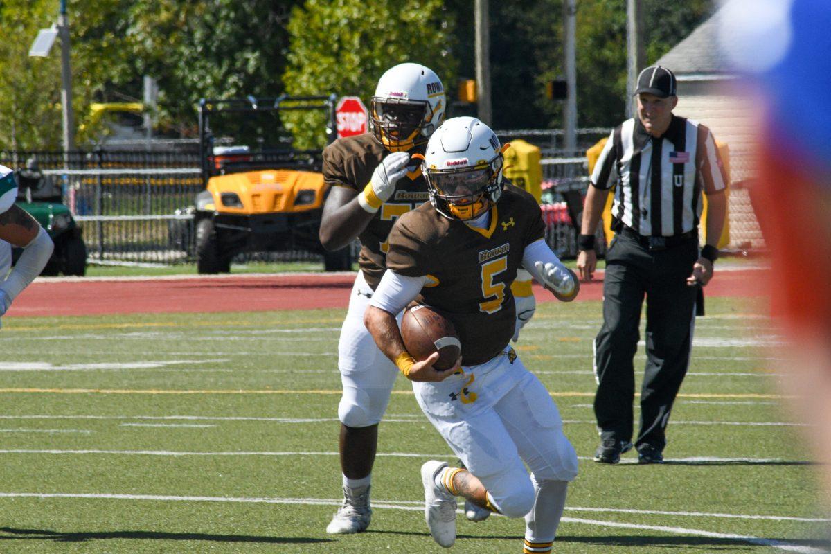 Mike Husni runs the ball. Husni scored the only two touchdowns of the game for Rowan against William Paterson. Saturday, Sep. 24, 2022. - Staff Photographer / Tyrese Williams