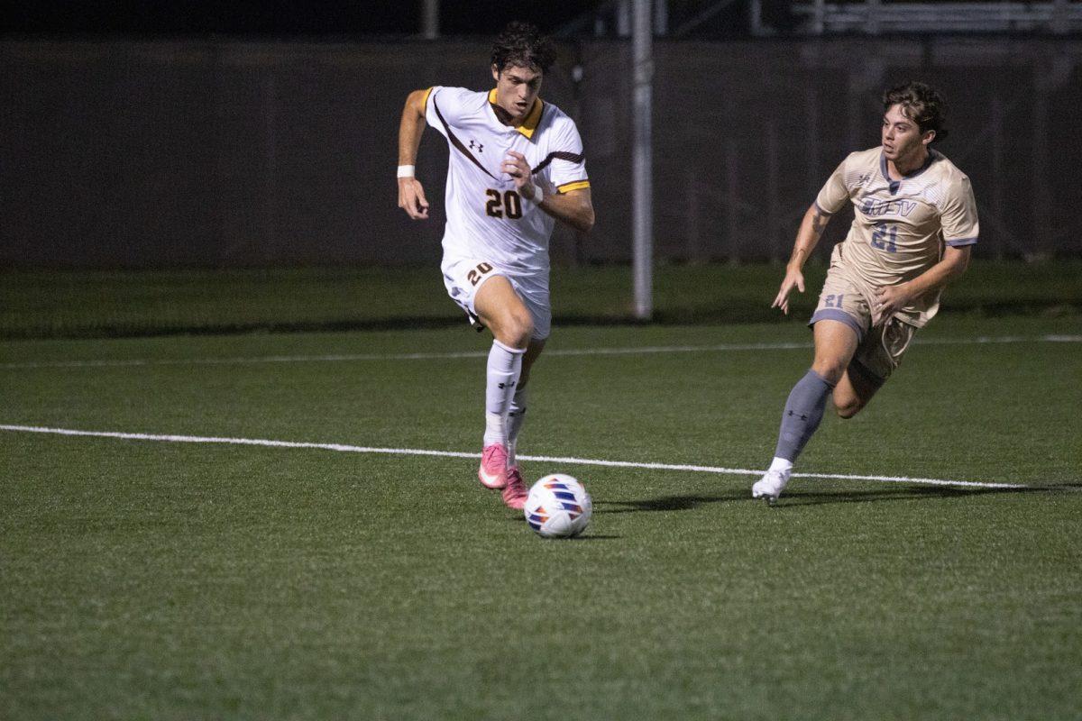 Mason Martelloni takes the ball up field. Martelloni scored the first goal of the night against Stockton. Wednesday, Sep. 17, 2022. - Photo / Dom Francesconi via Rowan Athletics