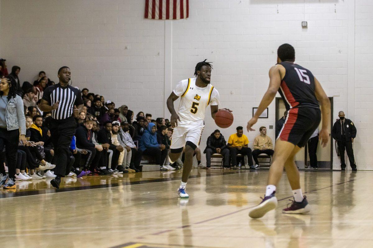 D'Andre Vilmar controls the ball. Vilmar recorded ten points against Swarthmore. Thursday, Feb. 24, 2022. - Multimedia Editor / Lee Kotzen