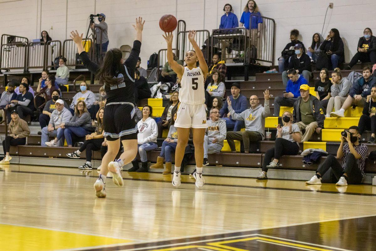 Nicole Mallard goes for a jump shot. Mallard, one of the senior leaders on the team, recorded 16 points over the weekend. Tuesday, Feb. 22, 2022. - Multimedia Editor / Lee Kotzen