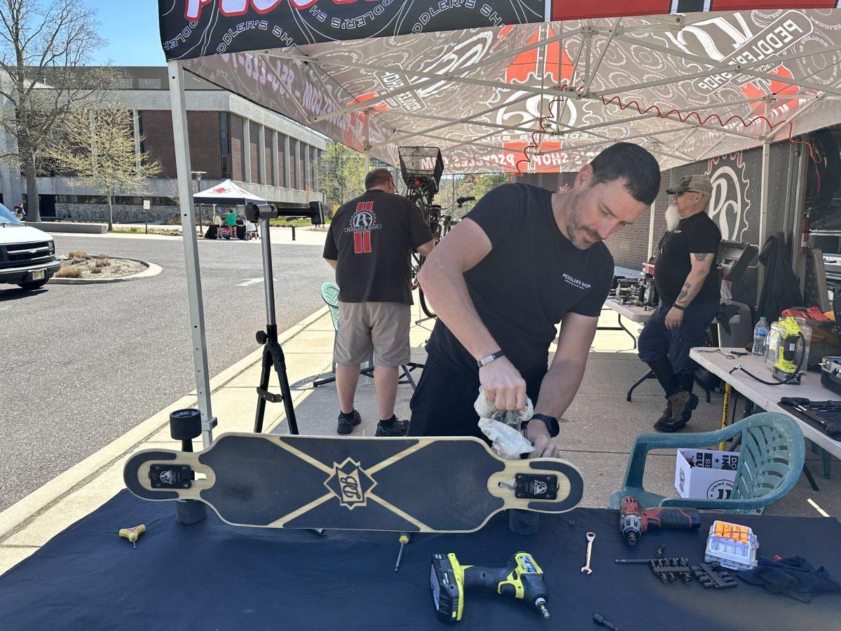 Peddler's shop working to fix skateboards and bikes free of charge. - Intern / Bryant Lopez