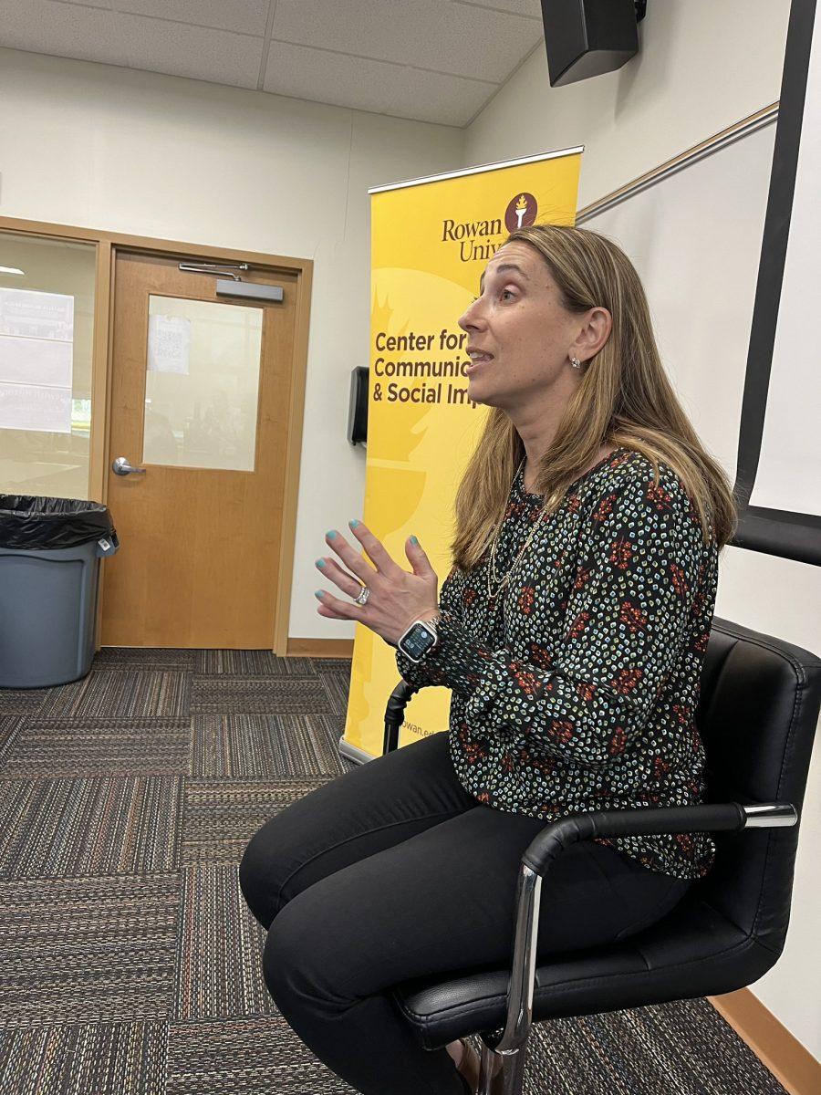 Lindsey Masciangelo speaking to students on the importance of networking, LinkedIn, and audience. - Photo via @rowansportscam on Twitter