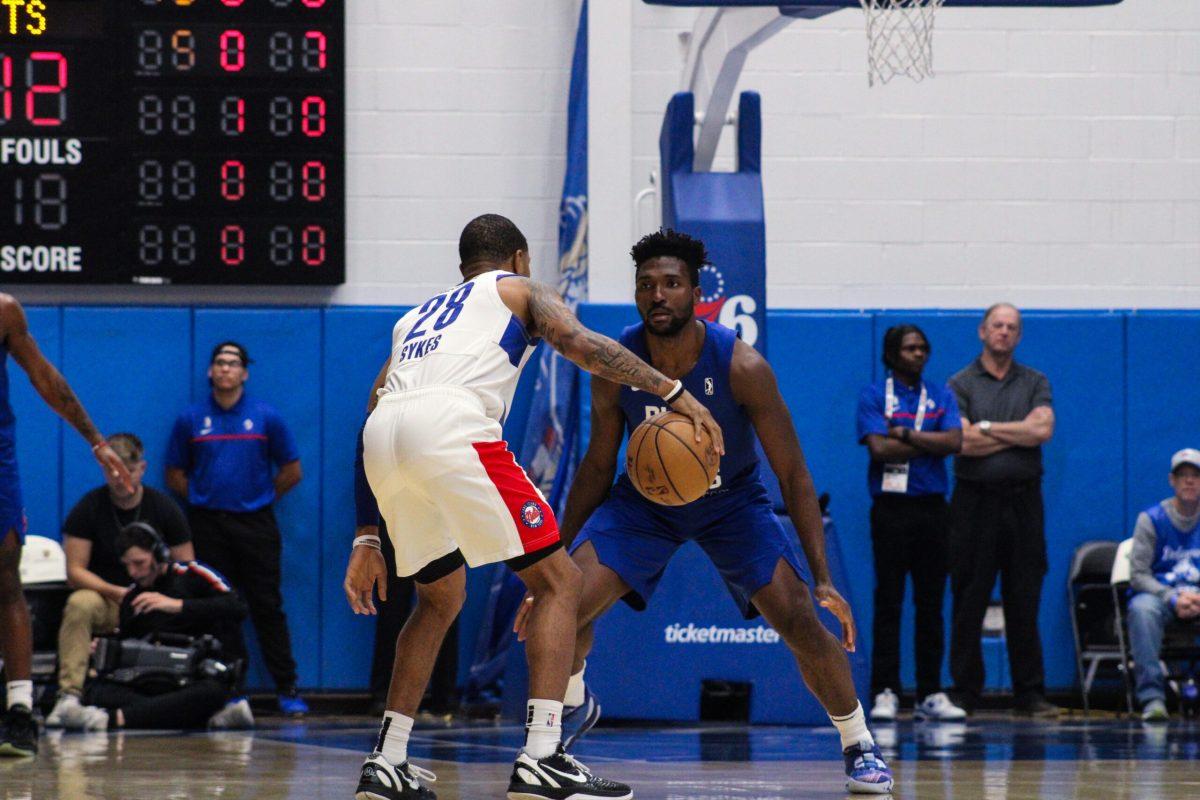 Aminu Mohammed guards Keifer Sykes. Mohammed grabbed five rebounds off the bench for the Blue Coats. - Wednesday, Nov. 29, 2023. - Photo via Payton Tuorto