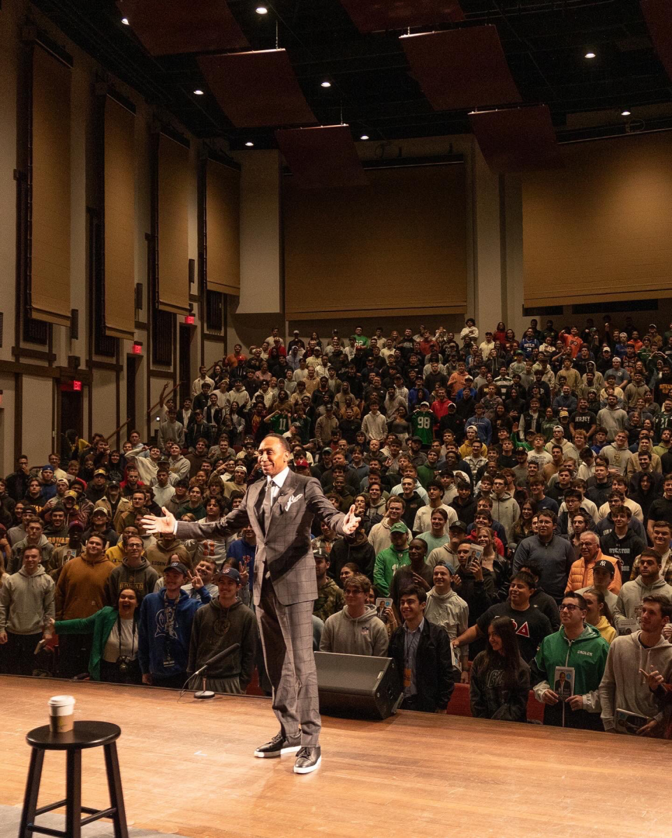 Stephen A. Smith poses for a group photo with the crowd. - Photo via @RowanUniversity on X