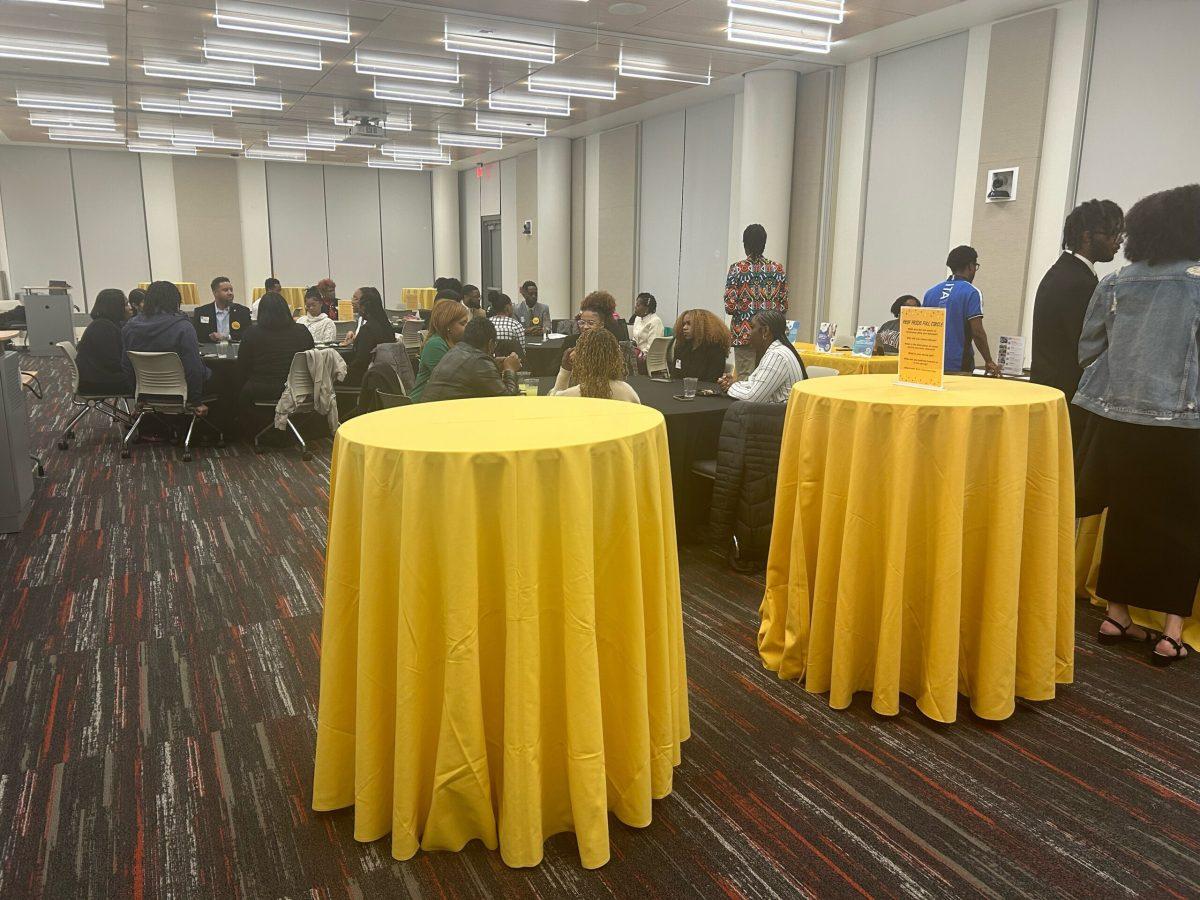 Alumni and students enjoy dinner together. - Contributor / Marcus Young