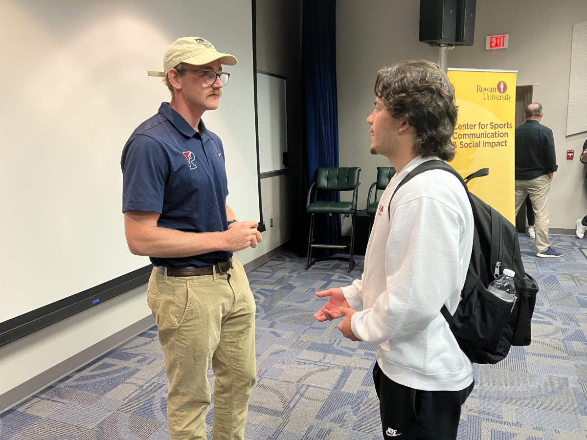 Sean Kelly speaking with a student after Pizza with the Pros. - Contributor / Gerasimos Gerovasiliou