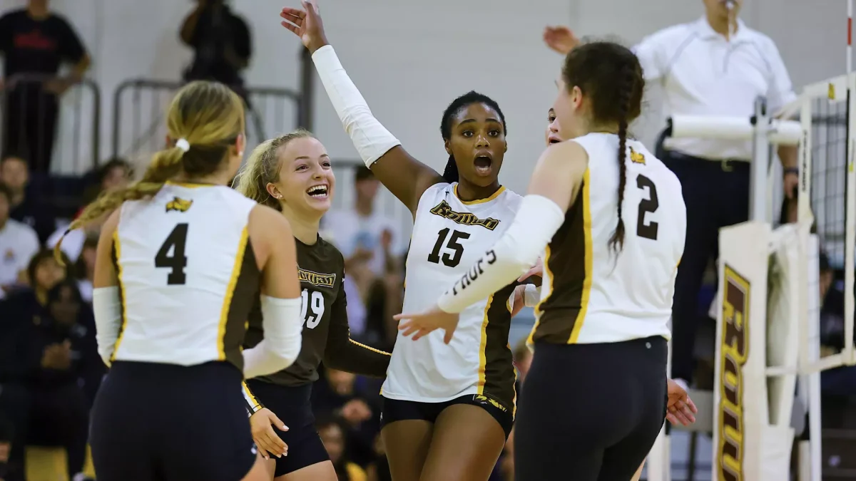 Jena Kaul leads the huddle after a possession. Rowan volleyball closed out regular season conference play with a win against NJCU. - Photo via Rowan Athletics