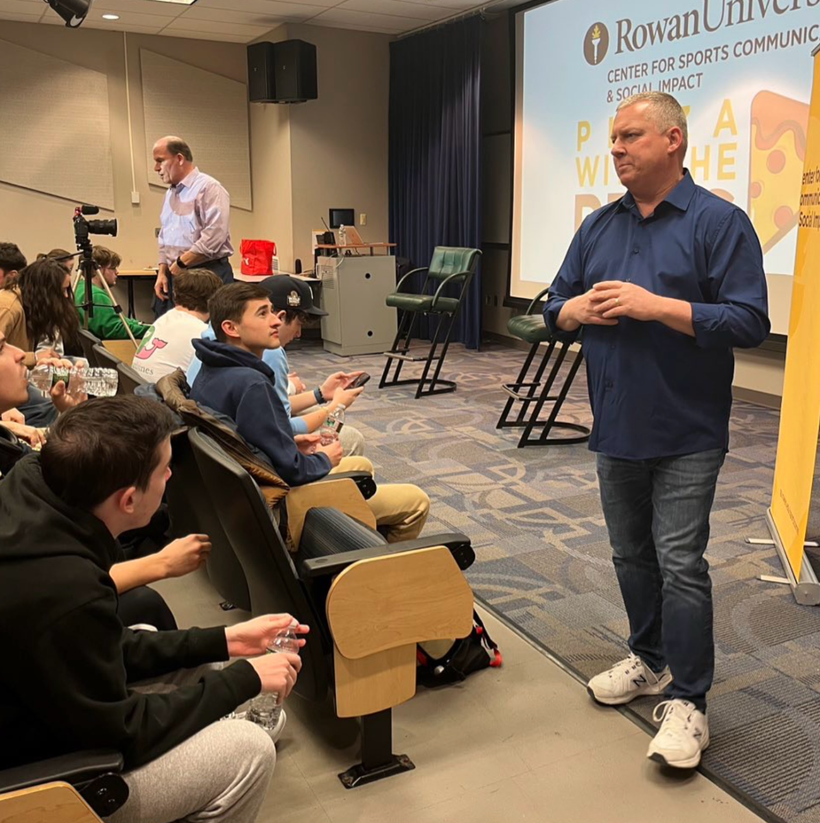 David Zubrzycki talking to students at Pizza with the Pros. - Photo via @rowansportscam on Instagram. 