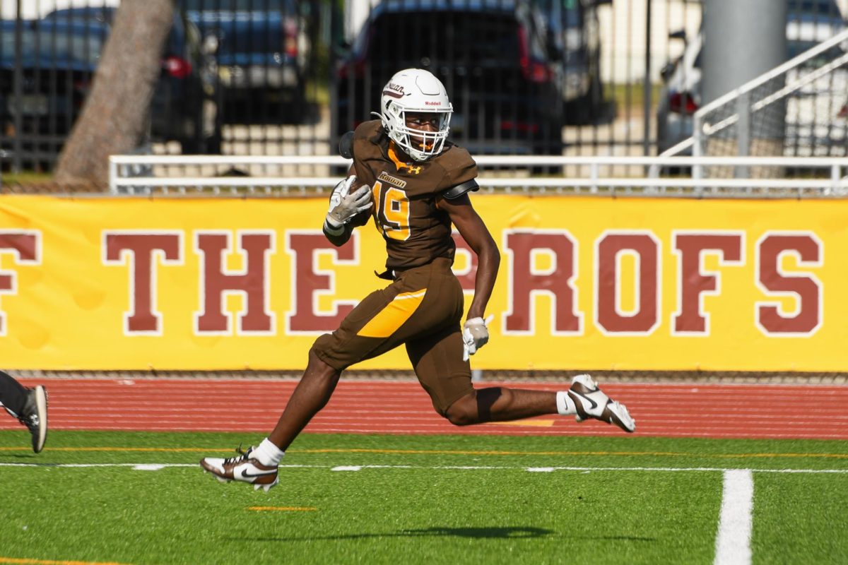 Mordecai Ford runs with the ball. Ford was named NJAC Offensive Rookie of the Week for his performance last weekend against Moravian. (Contributor / Trevor Miceli)
