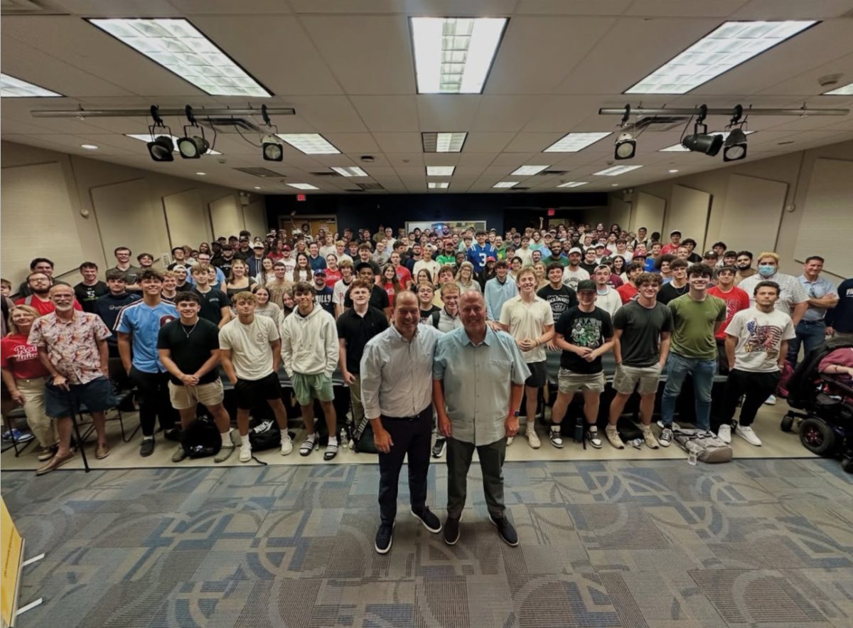 Tom McCarthy poses for a picture with the record-breaking crowd at Pizza with the Pros. (@rowansportscam on Instagram)