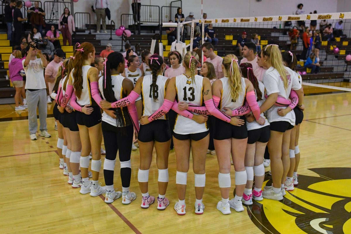 Rowan women's volleyball huddles up for a team meeting. (Sports Photographer / Trevor Miceli)