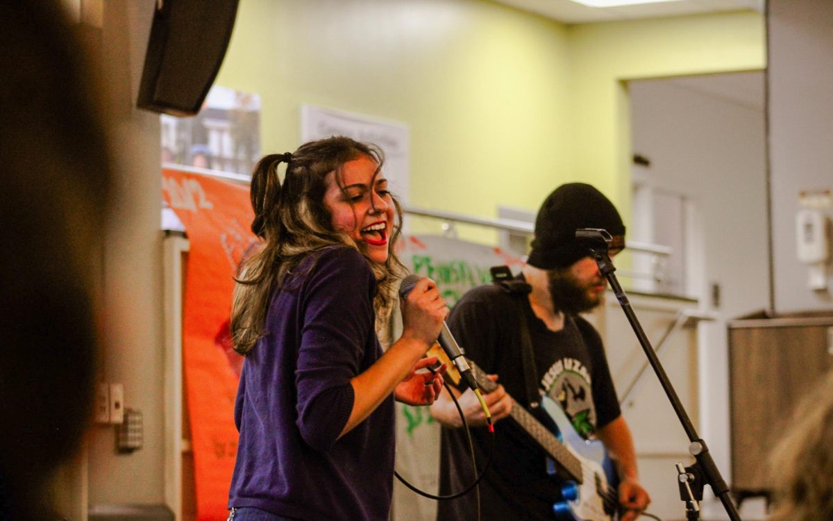 Lead singer Amanda Valentina Performs at Red Oak On The Rise. (Staff Writer / Antonette Dietz)