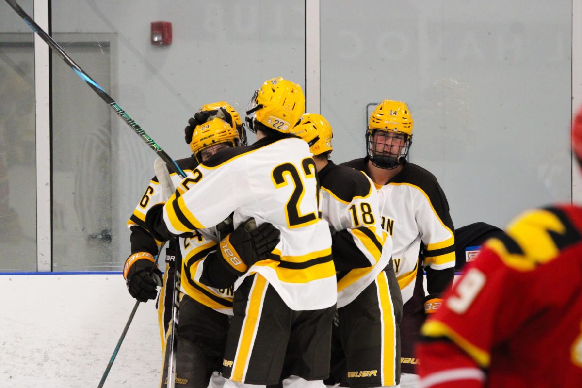 Rowan D2 ice hockey celebrates a goal against Maryland. Glassboro, N.J. Friday, Oct. 17, 2025. (Sports Photographer / Antonette Dietz)