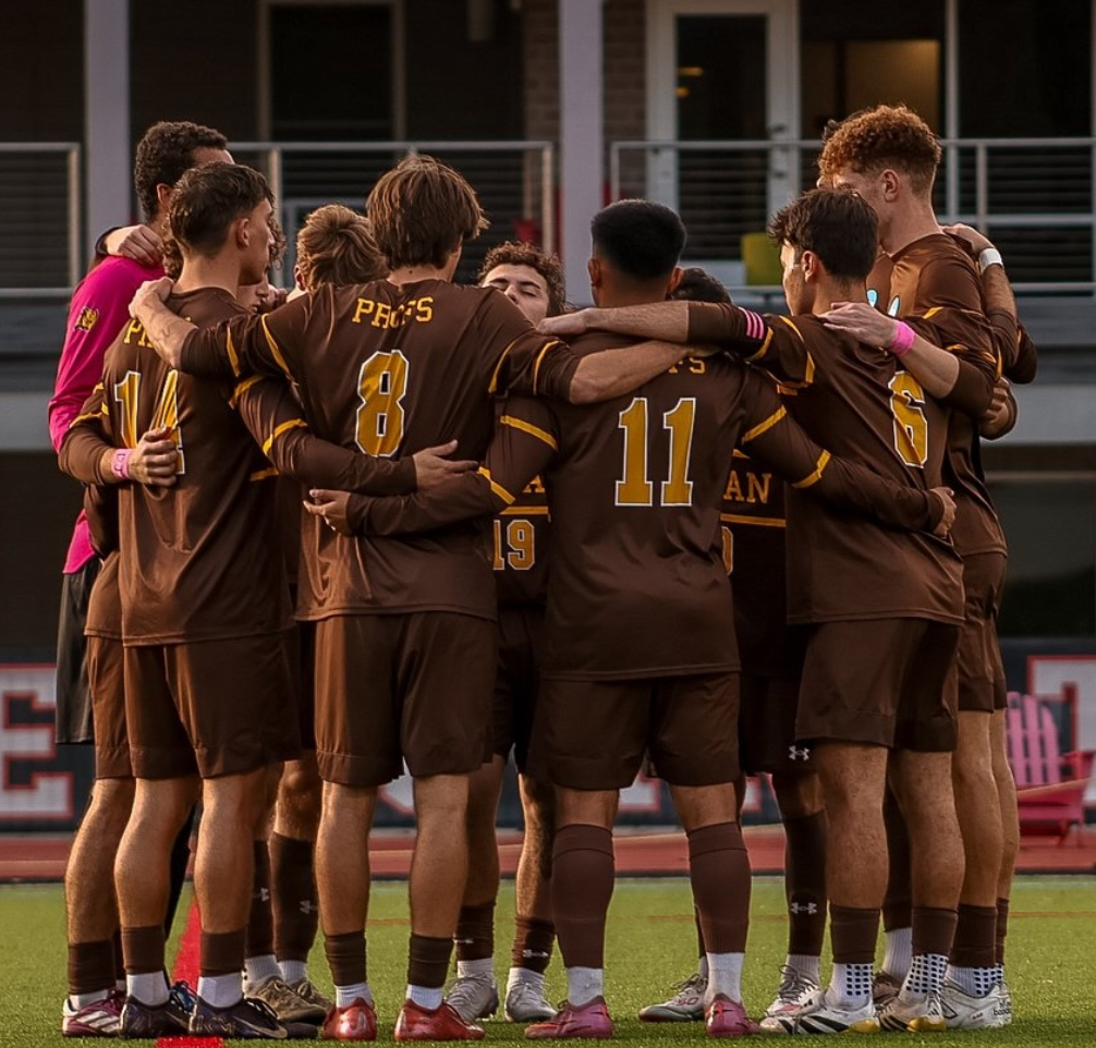 The Rowan Men's Soccer team huddles up. (Sports Photographer / Johan Capellan)