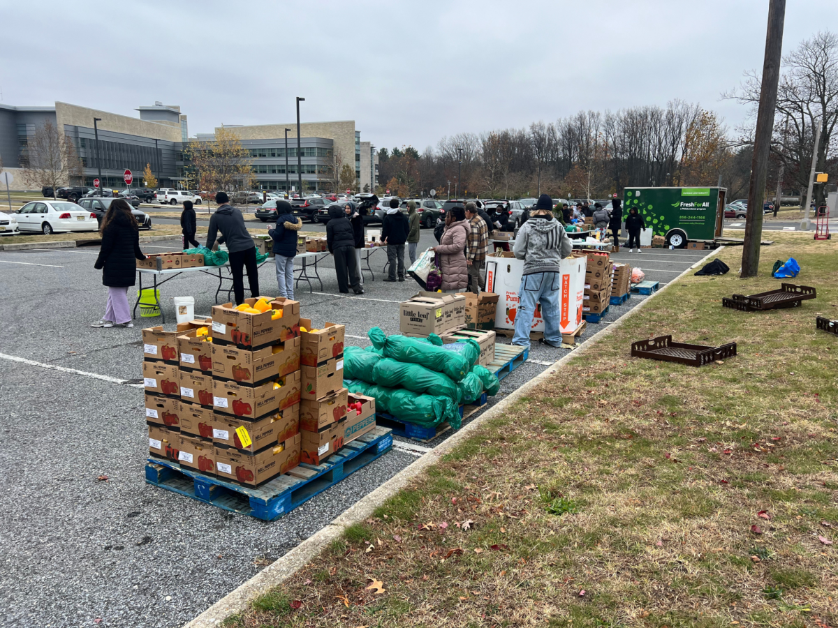 Volunteers prepare food for the market before the cars drive up. (Staff Writer / Sofia Graiff)