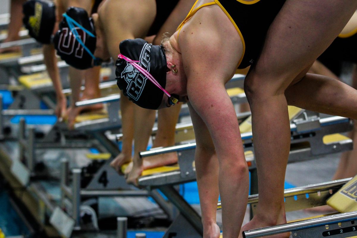 The women's swimmers get set. (Sports Photographer / Antonette Dietz)
