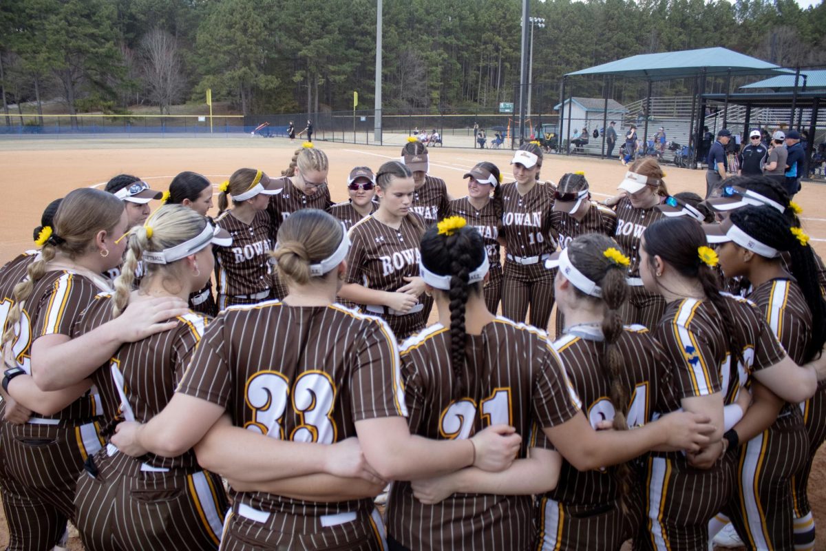 The team huddles before a game during their North Carolina road trip. (Sports Photographer / Melanie Barahona)