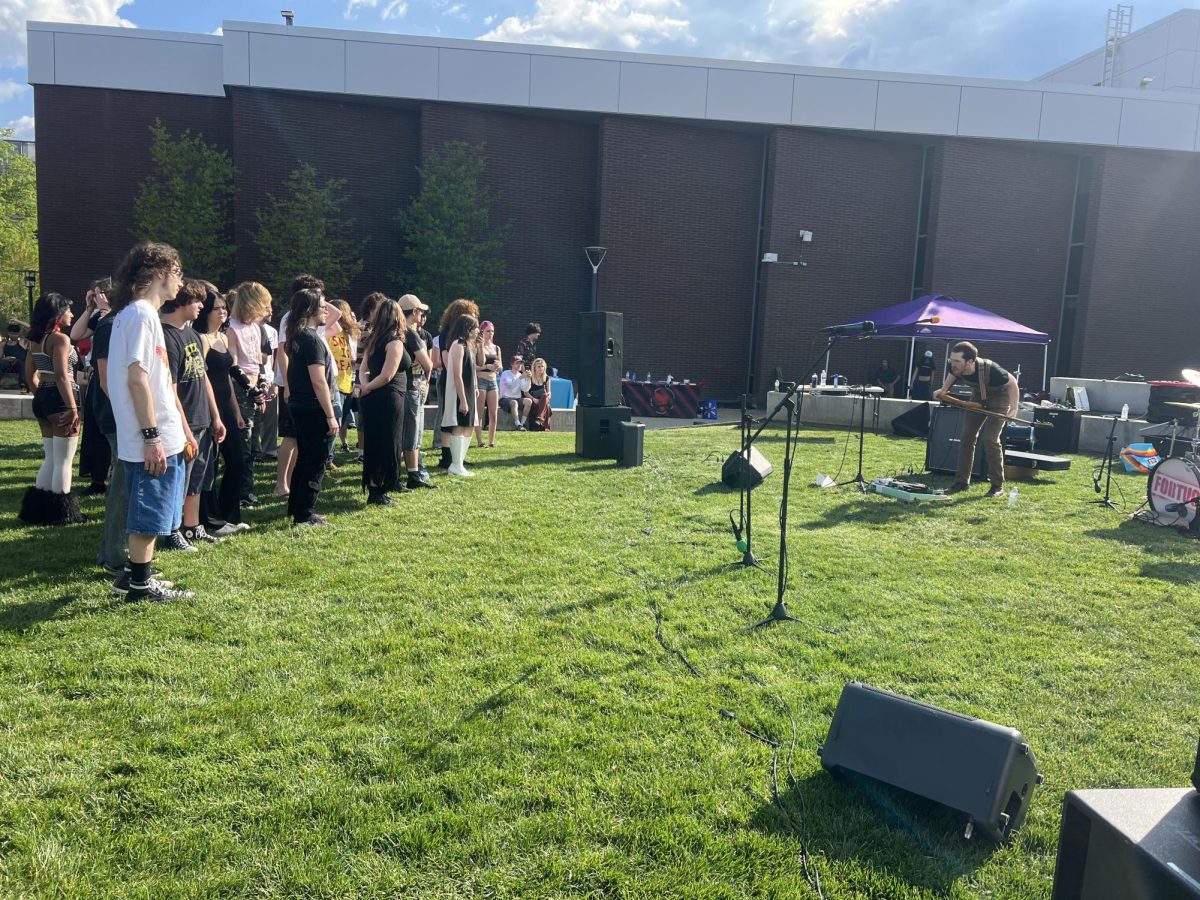 The crowd listening to Septic Bath during their set. (Copy Editor / Sofia Graiff)